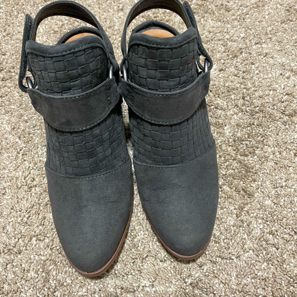 Universal Thread  gray/ green color ankle boots, heel, comfortable size 7.